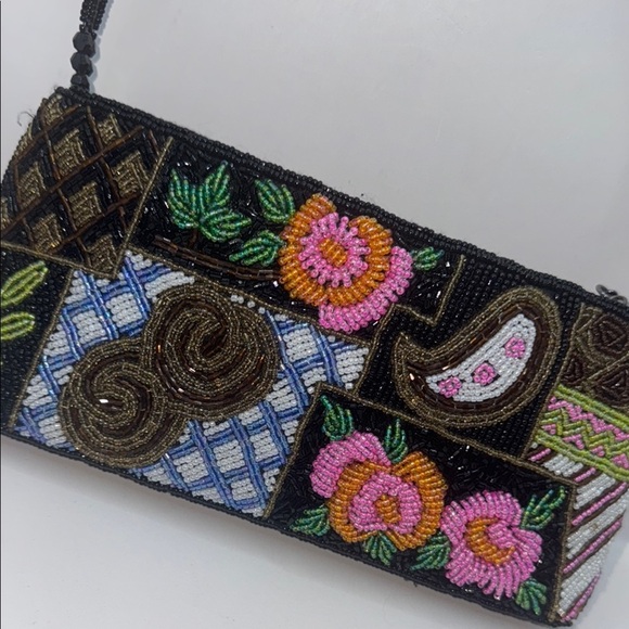 Intricate floral Beaded evening Bag - Picture 3 of 8